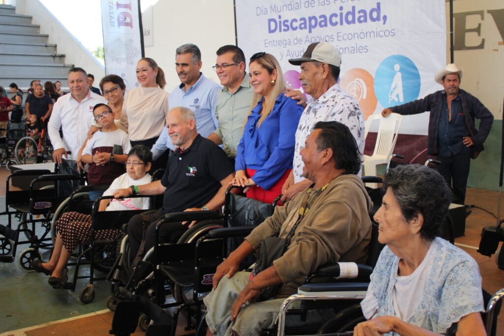 celebran en Mazatlán el Día de la Discapacidad con entrega de becas y apoyos funcionales.