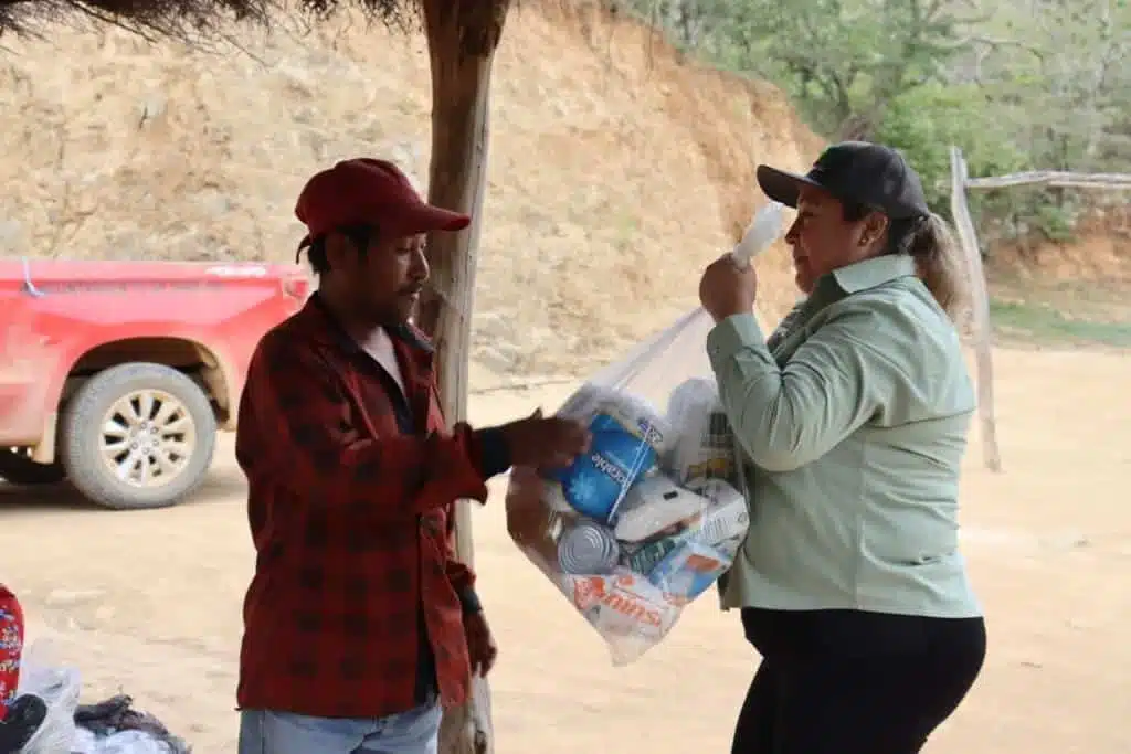 Ayuntamiento de Sinaloa entrega apoyos a familias de los altos de la sierra