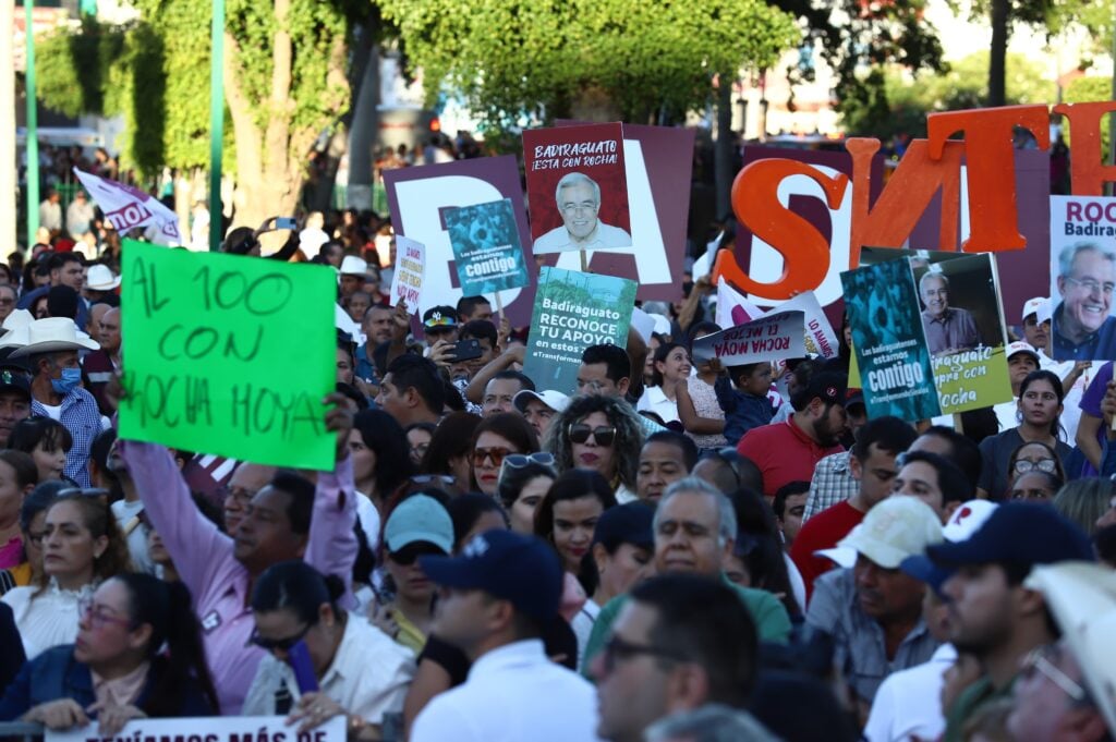 Rubén Rocha Moya llegando a su segundo informe en el Palacio de Gobierno de Sinaloa.