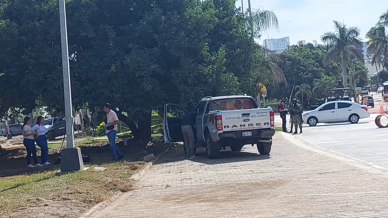 Muere hombre atacado a balazos por la autopista Mazatlán-Culiacán.