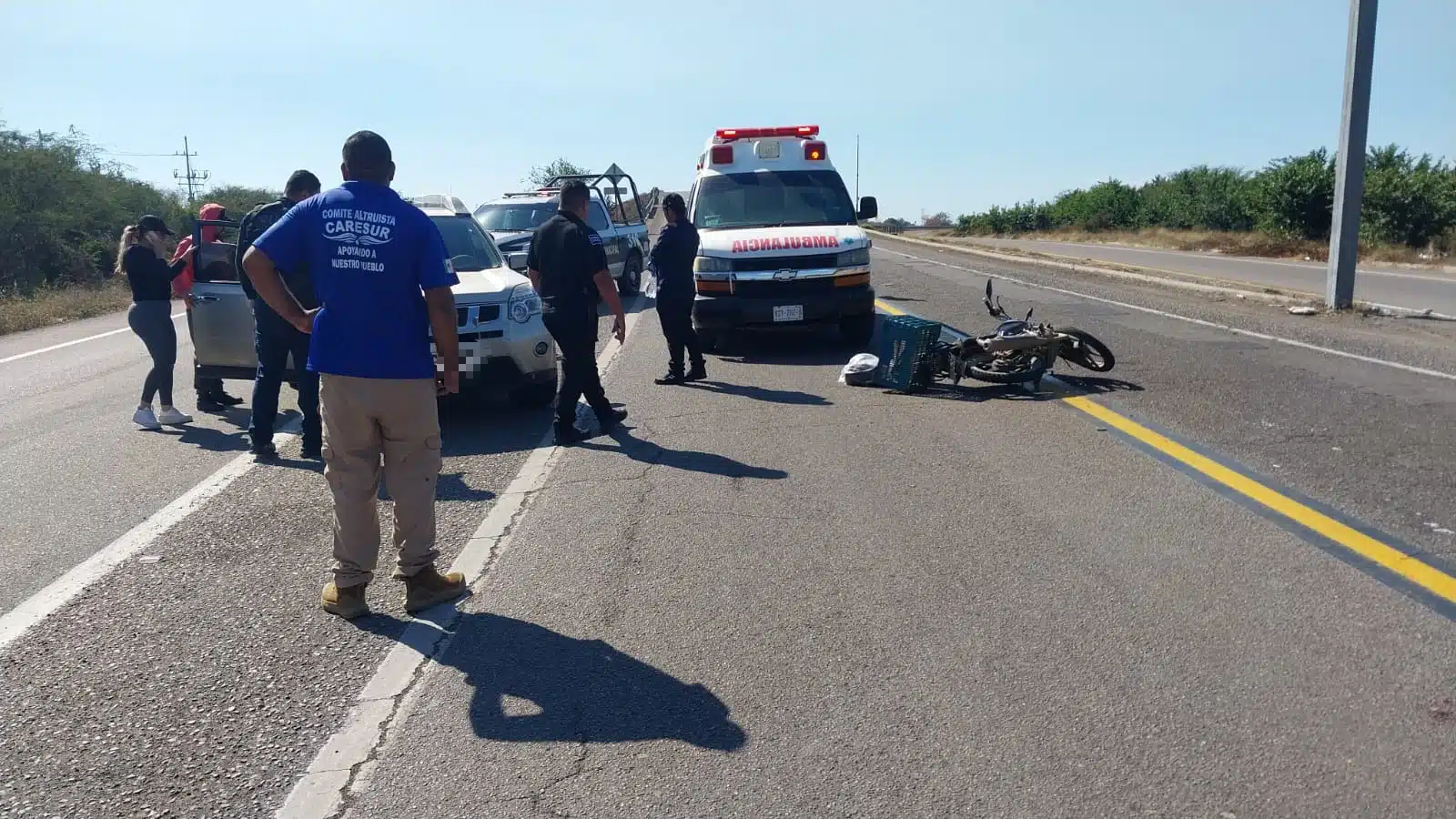 Accidente de motocicleta que fue impactada por una camioneta en la autopista Mazatlán-Tepic