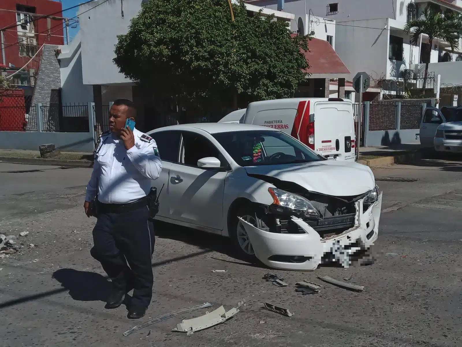 Accidente de dos vehículos frente por la avenida Cruz Lizárraga y Lola Beltrán en Mazatlán