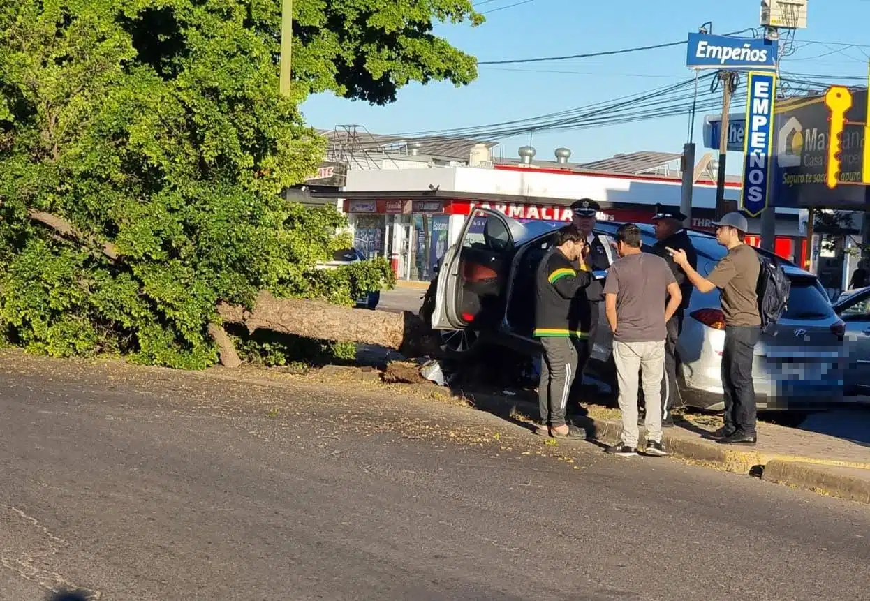 Accidente en vehículo la colonia Guadalupe Victoria en Culiacán