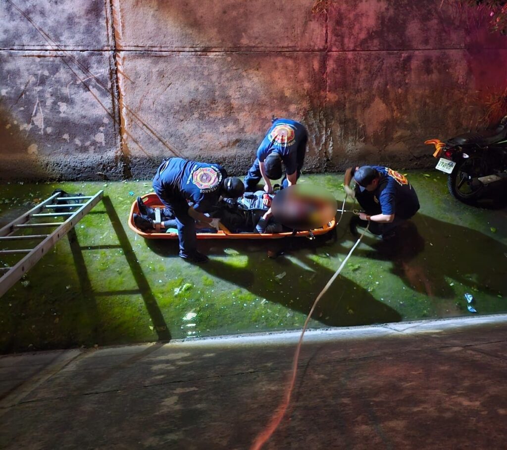 Paramédicos de Bomberos Veteranos Mazatlán atendiendo a motociclista que se encontraba en el fondo del canal pluvial