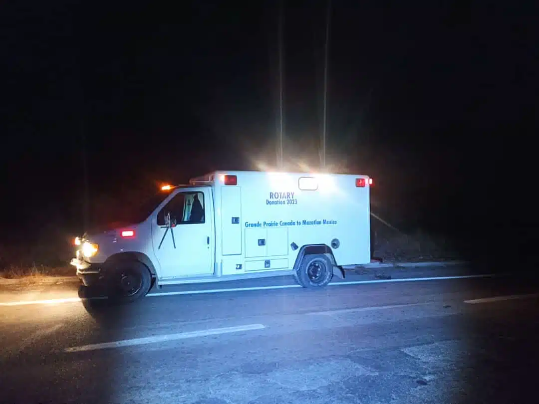 Ambulancia por la carretera Villa Unión-Concordia