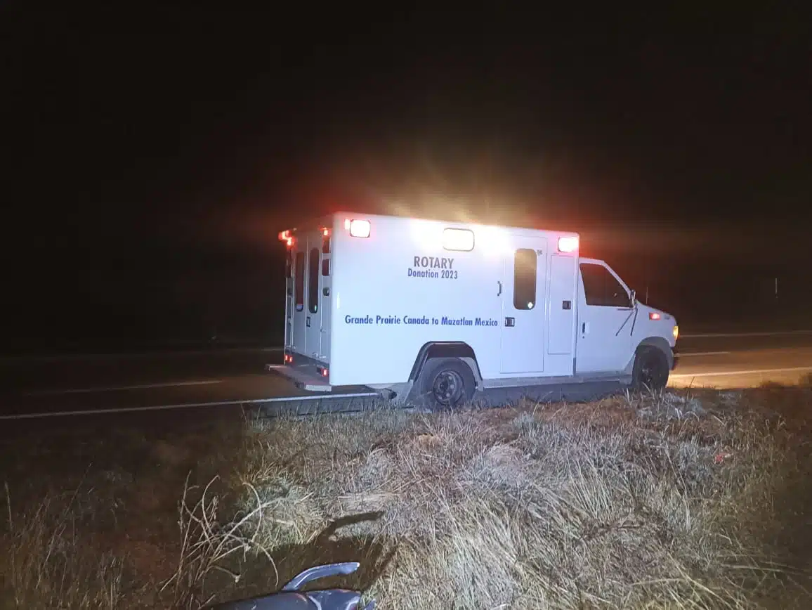 Ambulancia por la carretera Villa Unión-Concordia