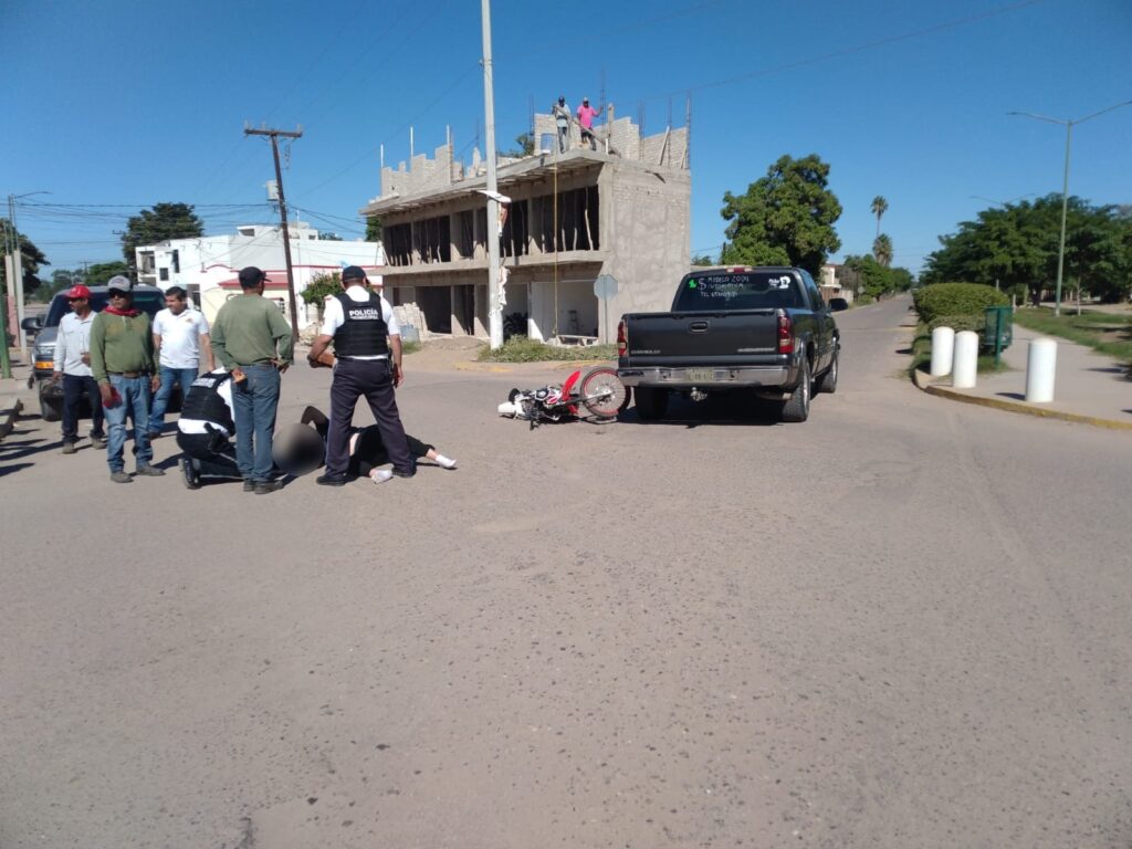 Personas a un lado de una persona que viajaba en una motocicleta tras chocar en Angostura