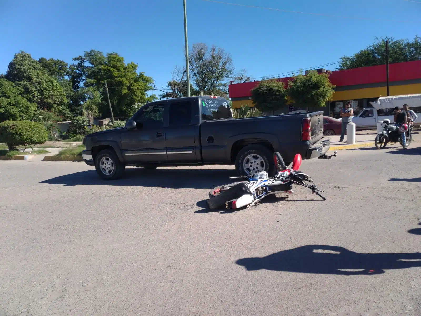 Camioneta y motocicleta que chocaron en Angostura