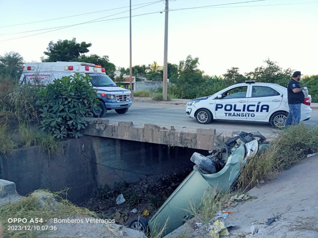 Bomberos Veteranos y Policía de tránsito en un accidente en Mazatlán