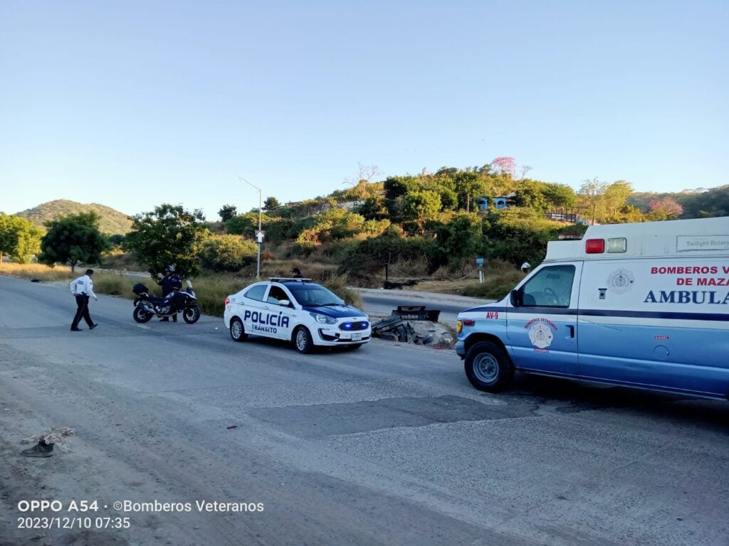 Bomberos Veteranos y Policía de tránsito en un accidente en Mazatlán