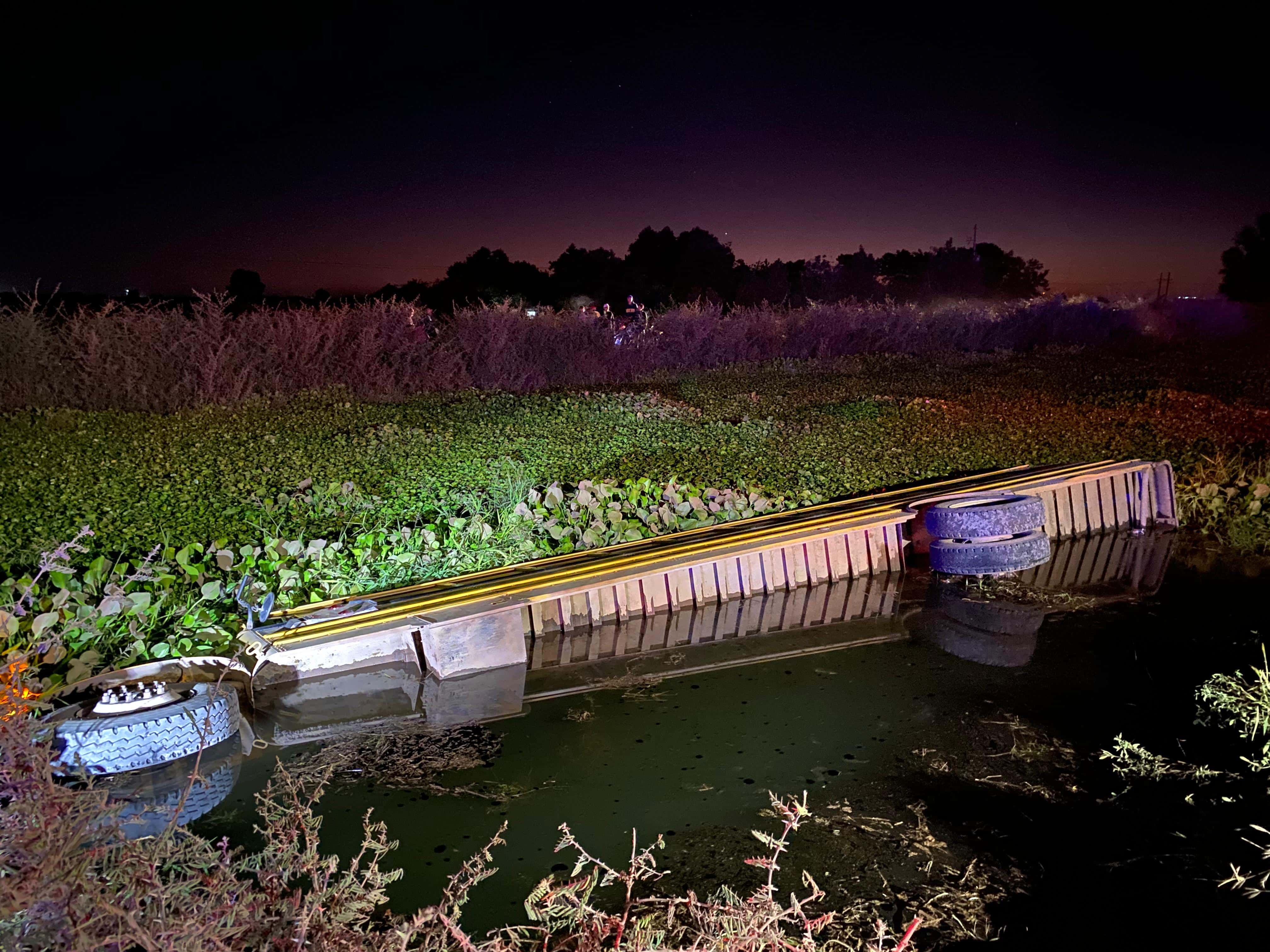 Camión de jornaleros agrícolas cae a un canal en El Fuerte