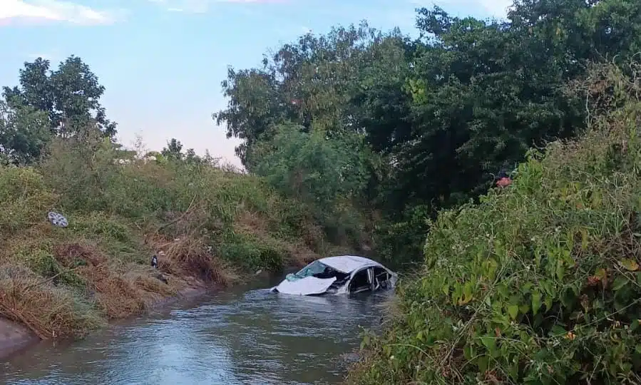 Carro adentro de un canal en Culiacán