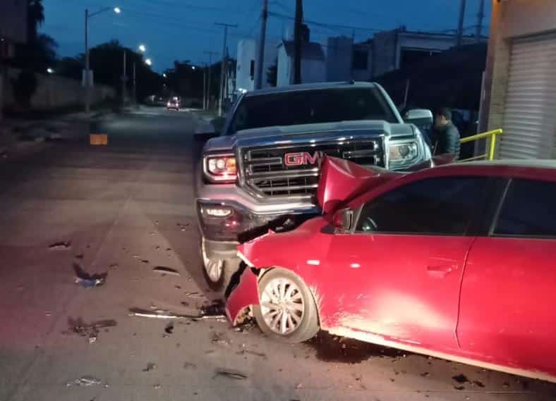 Carro se sube arriba de un carro en Guasave