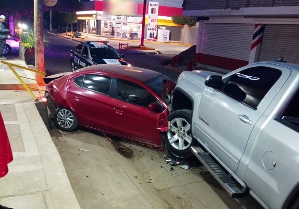 Carro se sube arriba de un carro en Guasave