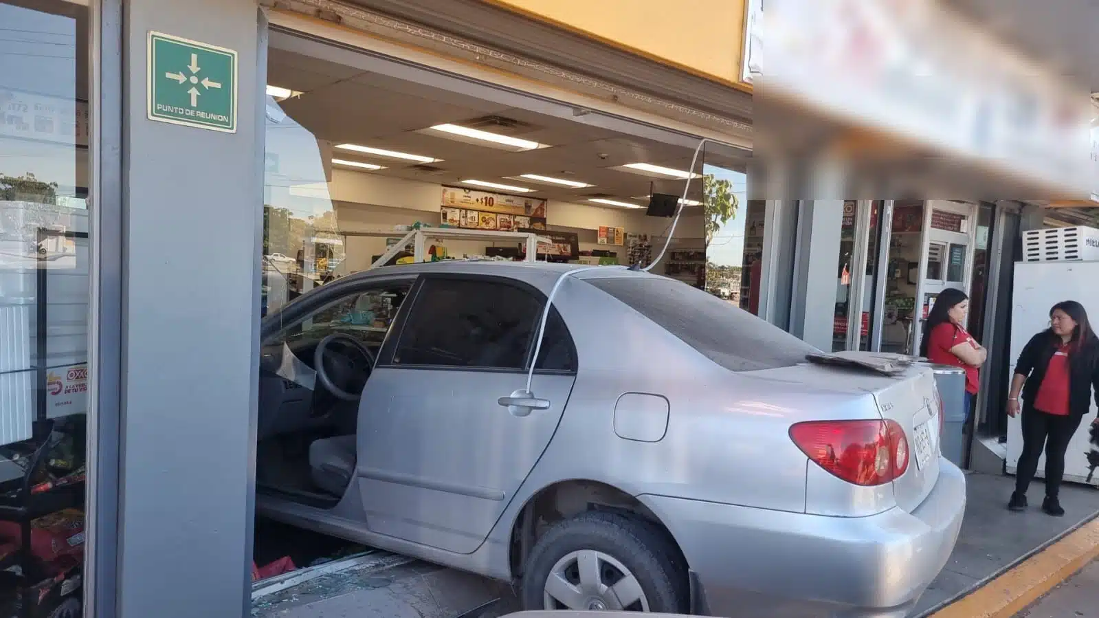 Un carro adentro de una tienda oxxo en Culiacán