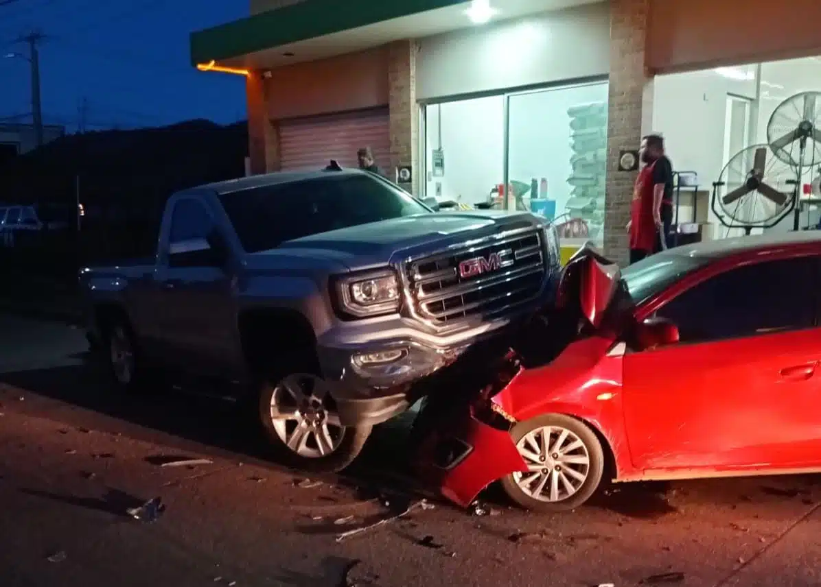 Carro se sube arriba de un carro en Guasave