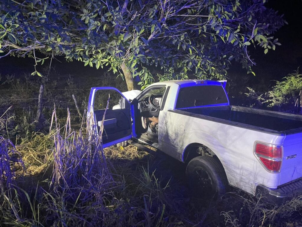 Camioneta choca contra un árbol en Escuinapa