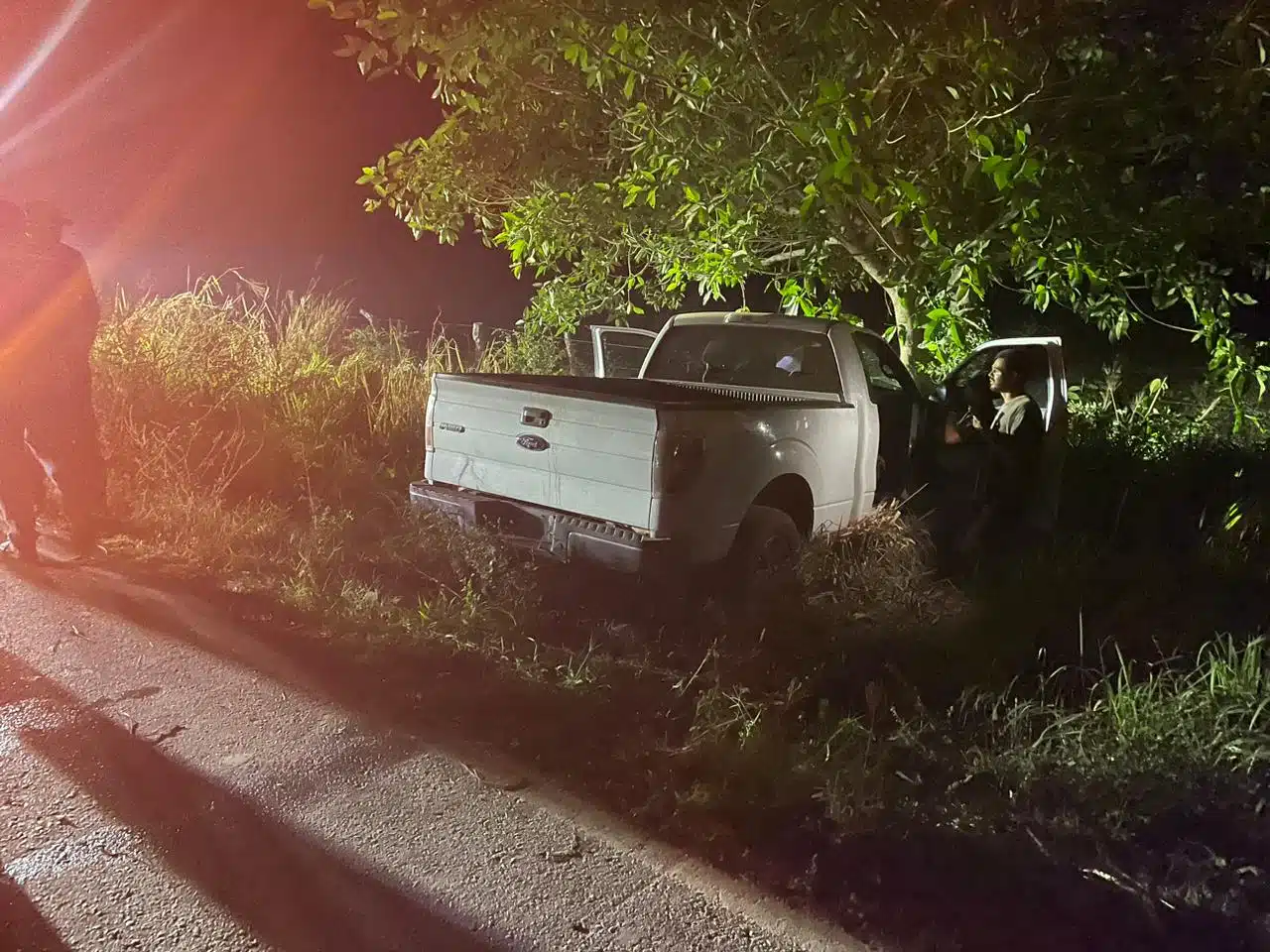 Camioneta choca contra un árbol en Escuinapa