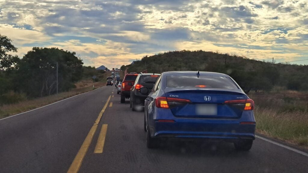 Fila de carros en un accidente tipo choque en Guamúchil