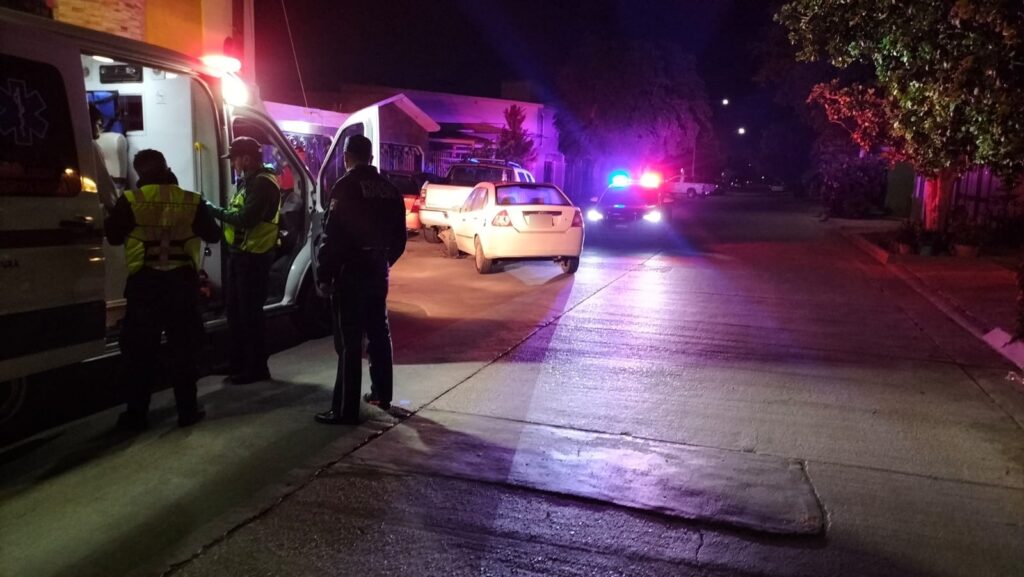 Joven siendo atendido por personal de salud en el lugar donde tuvo un accidente