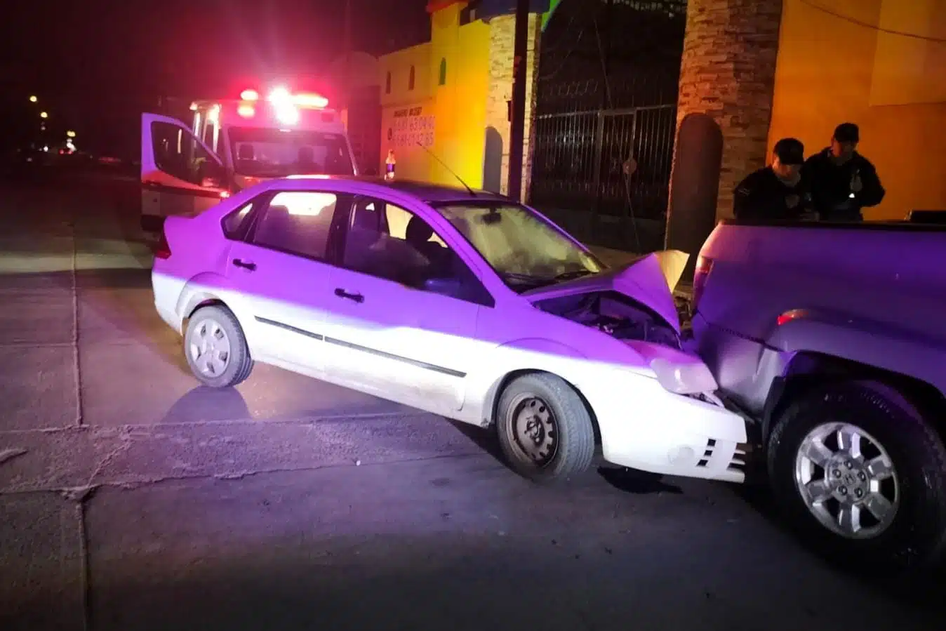 Carro chocado del frente en Los Mochis