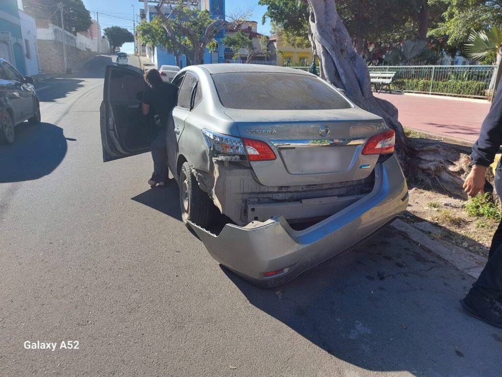 Un carro chocado de la parte trasera en Mazatlán