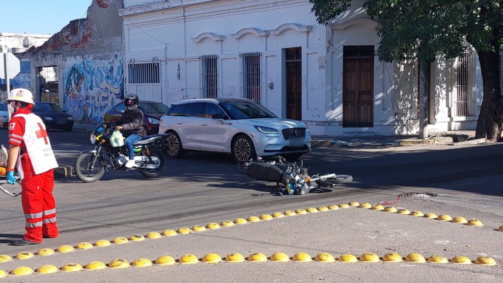 Una motocicleta en el pavimento por un accidente tipo choque en Mazatlán