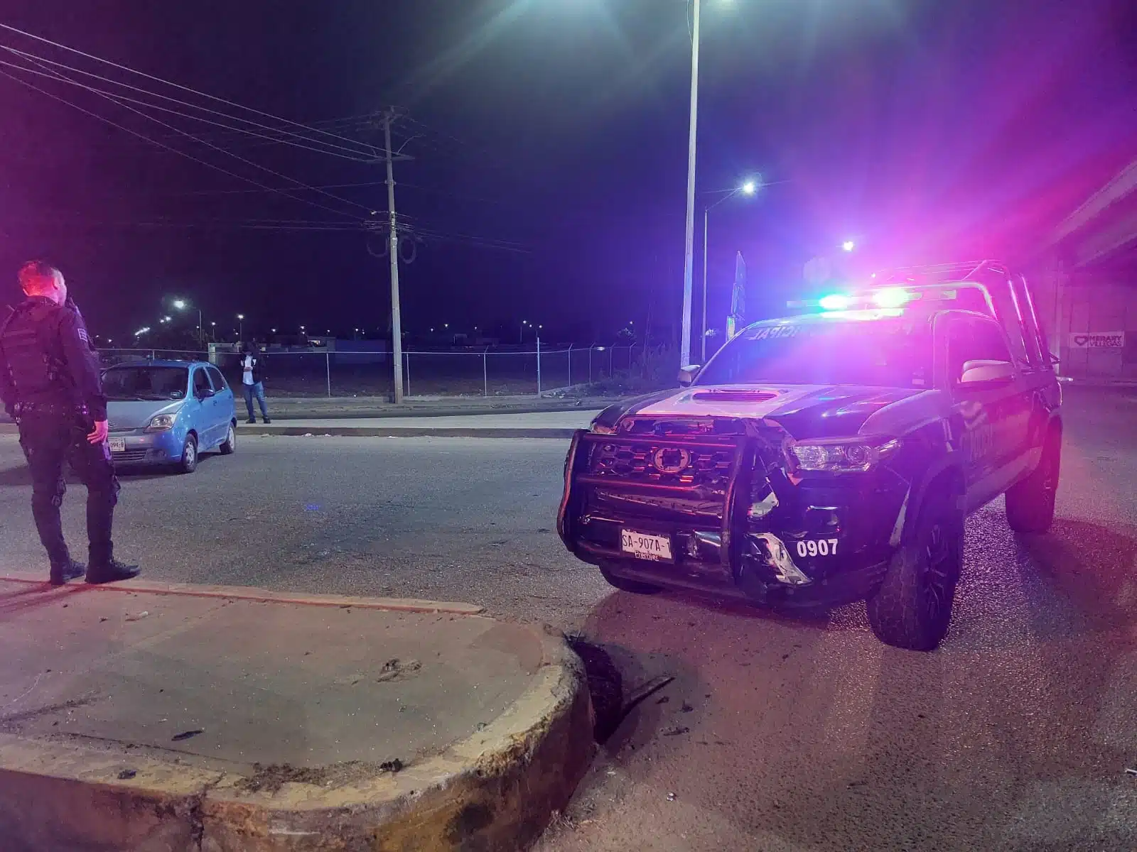 Patrulla de la policía municipal y un carro chocados en Culiacán