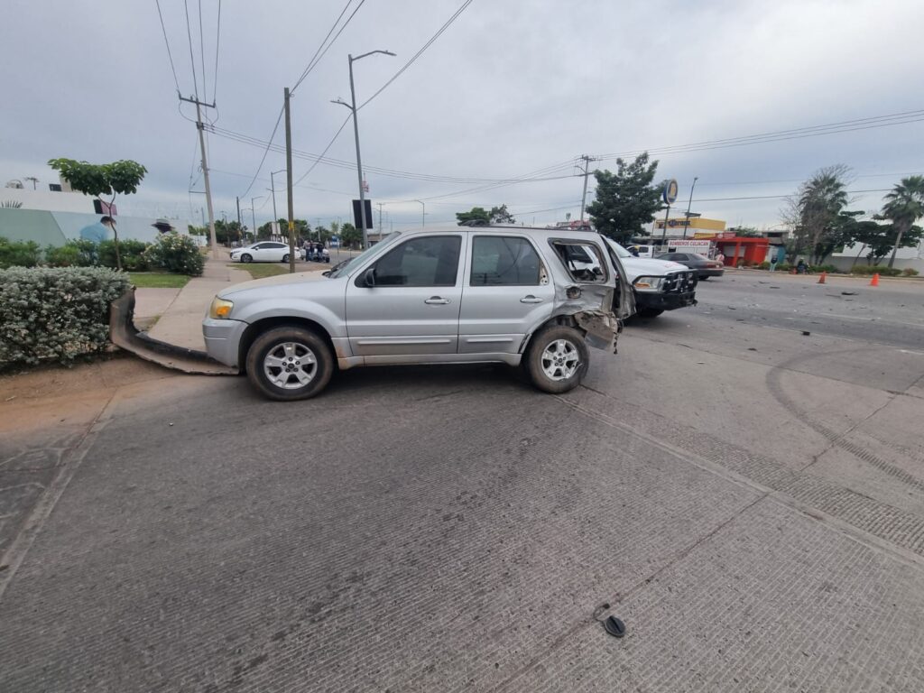 Camioneta chocada de la parte trasera en Culiacán