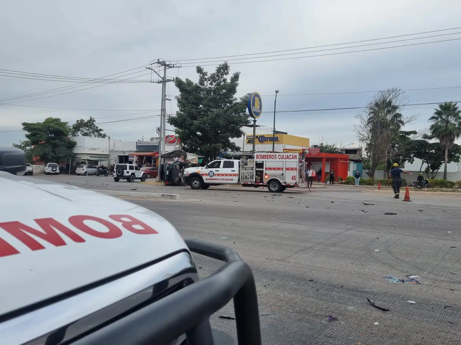 Bomberos en el lugar de un accidente tipo choque y volcadura en Culiacán