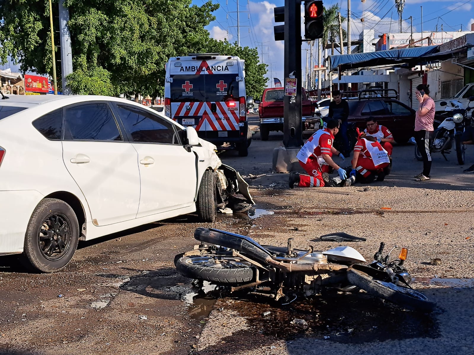 Un joven motociclista resultó lesionado tras el coque.