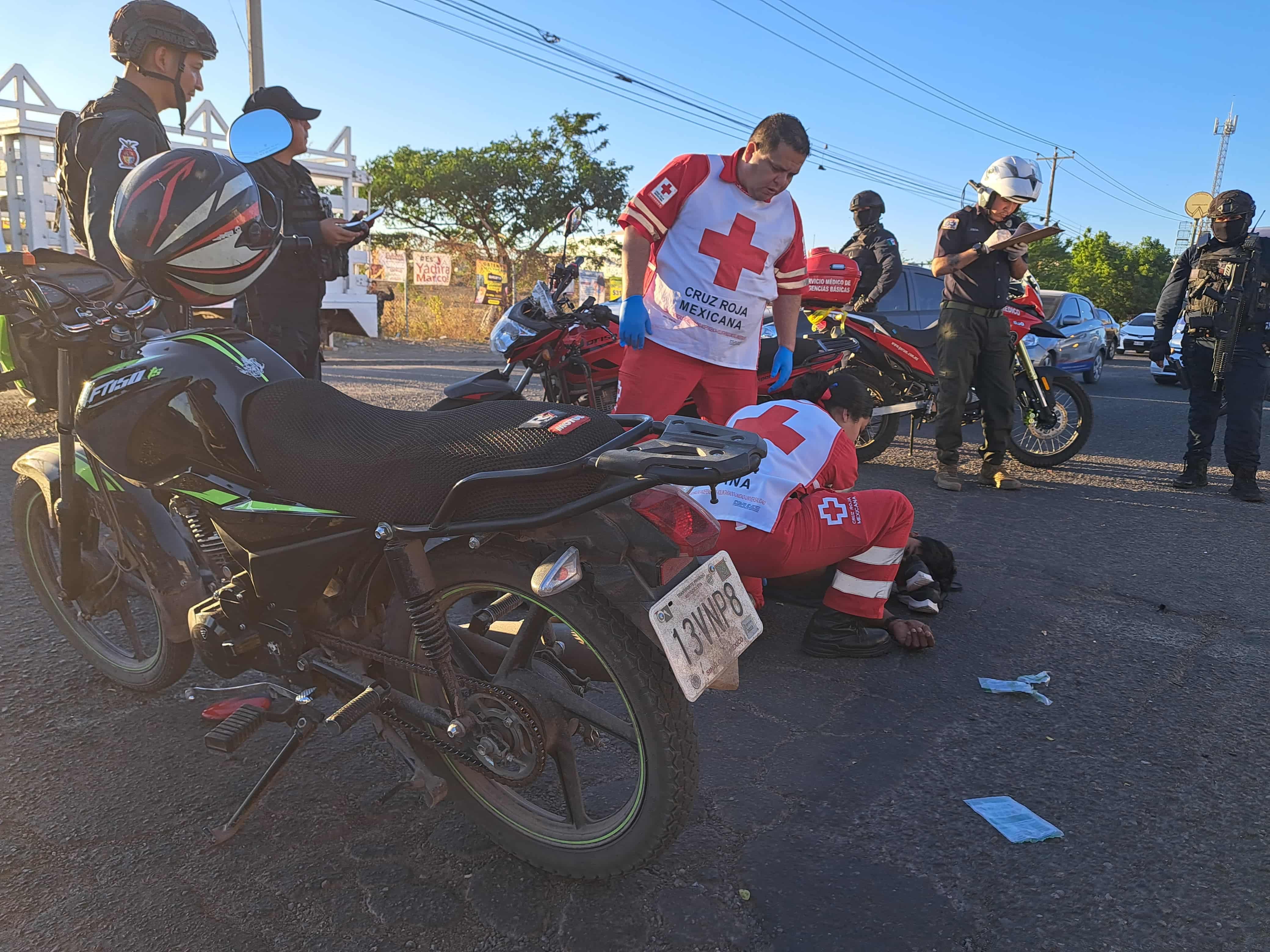 Paramédicos del Grupo Gerum y de Cruz Roja auxiliaron al lesionado.