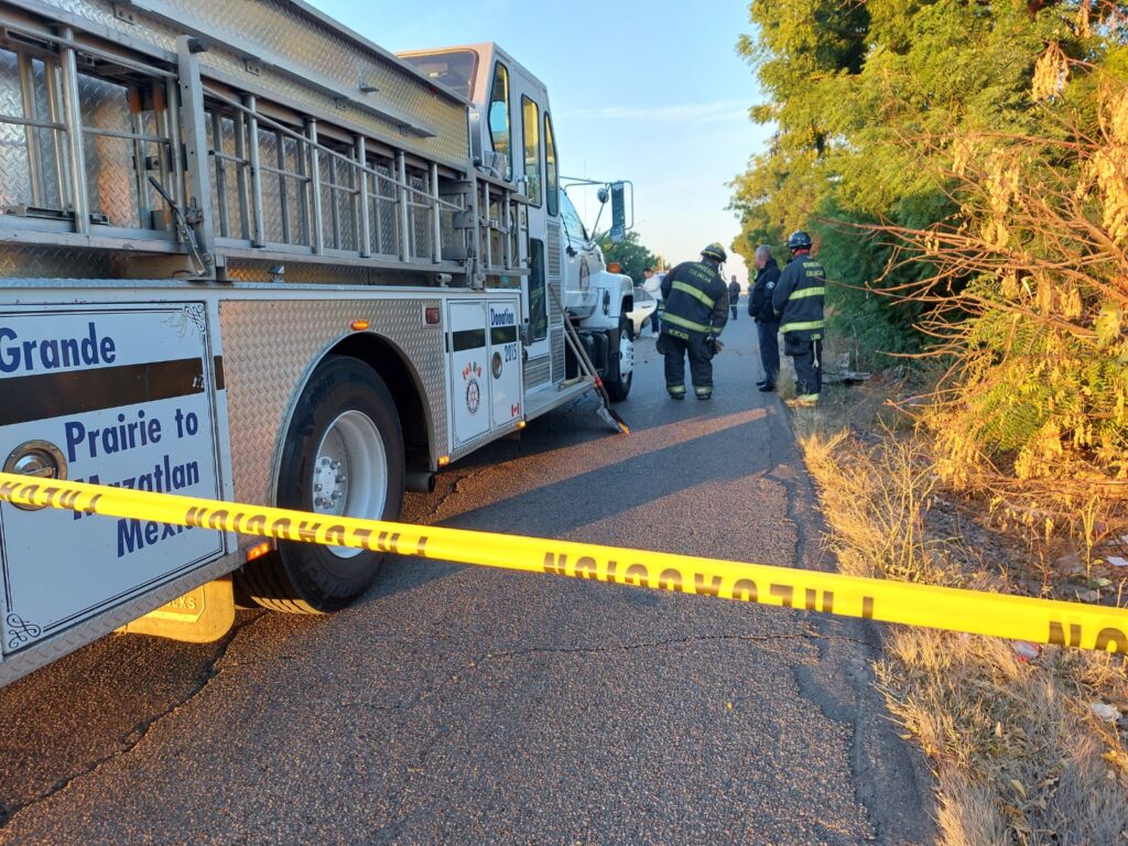 2 personas con uniforme de Bomberos de Culiacán en un accidente en la sindicatura de Costa Rica