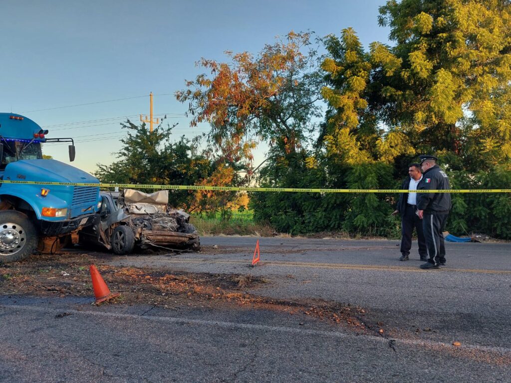 2 personas mirando un camión agrícola color azul chocado del lado del conductor y un carro destrozado en Costa Rica, Culiacán