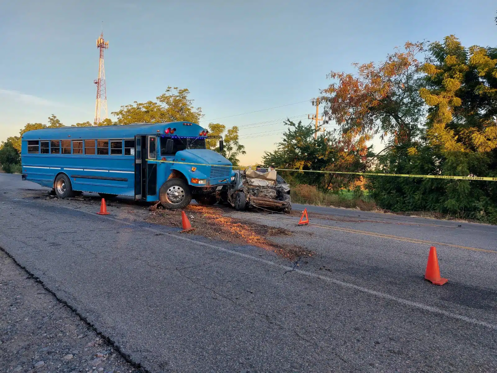 Camión agrícola color azul chocado del lado del conductor y un carro destrozado en Costa Rica, Culiacán