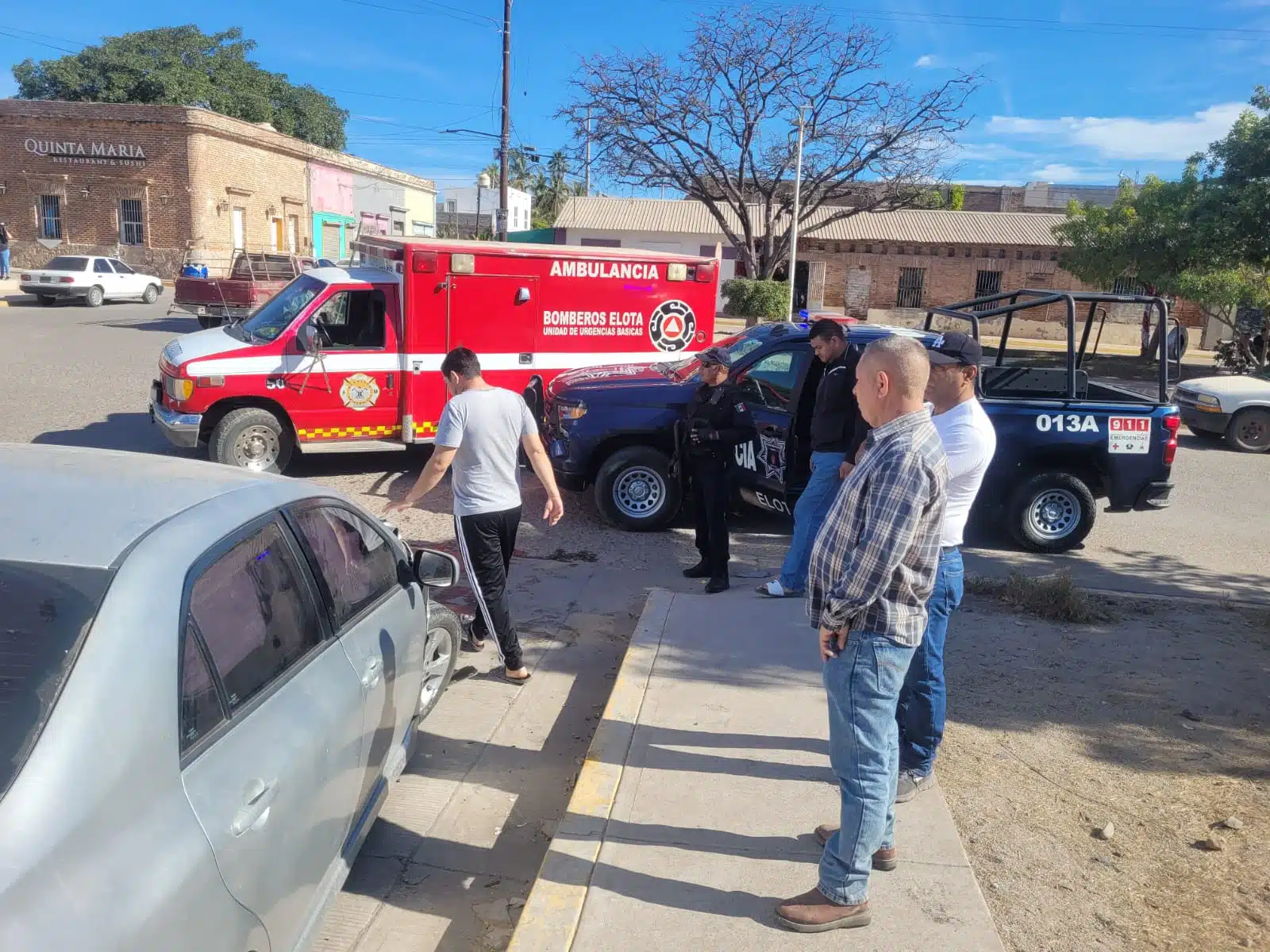 Carro chocado por el tren en Elota