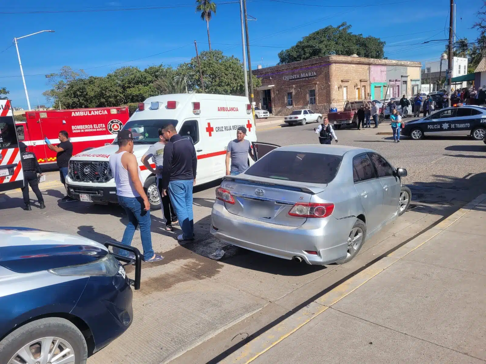 Carro chocado por el tren en Elota