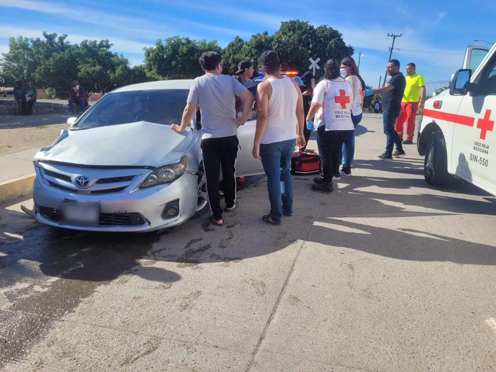 Carro chocado por el tren en Elota