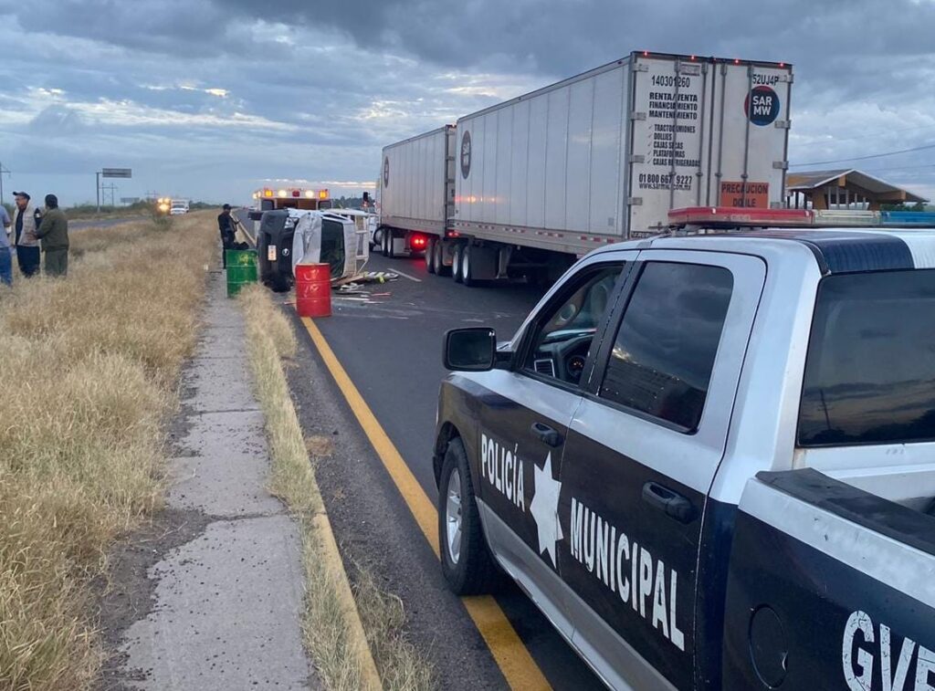 Patrulla atendiendo un accidente en la carretera México 15