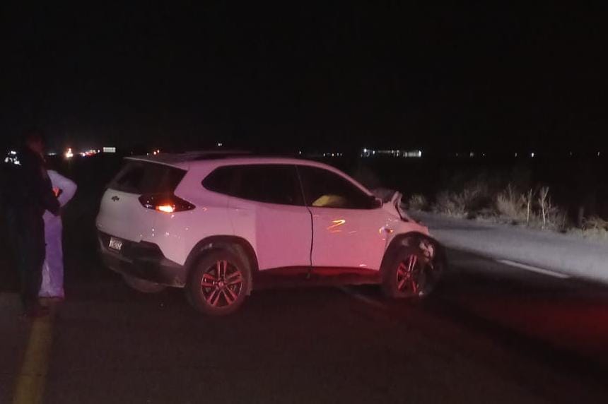 Camioneta blanca en medio de la carretera México 15 tras accidente en Guasave