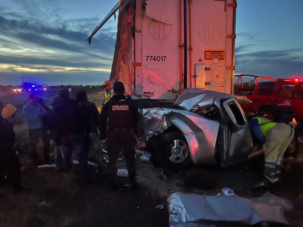 Camioneta choca contra un tráiler en La Cruz de Elota