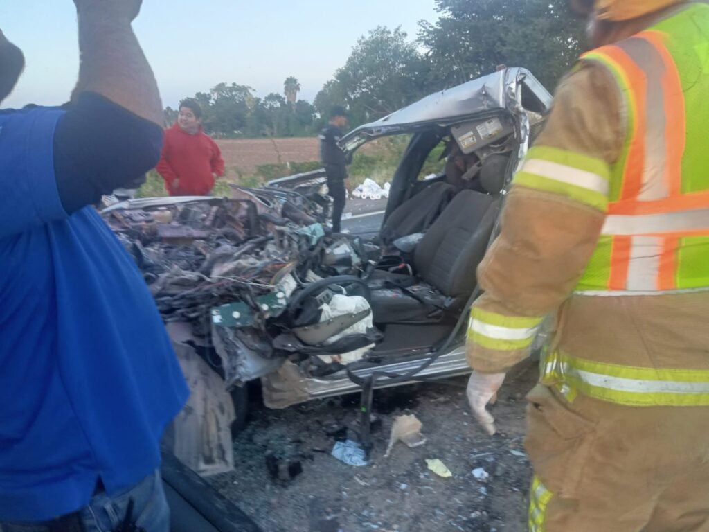 Camioneta destrozada tras chocar contra un tráiler en La Cruz de Elota