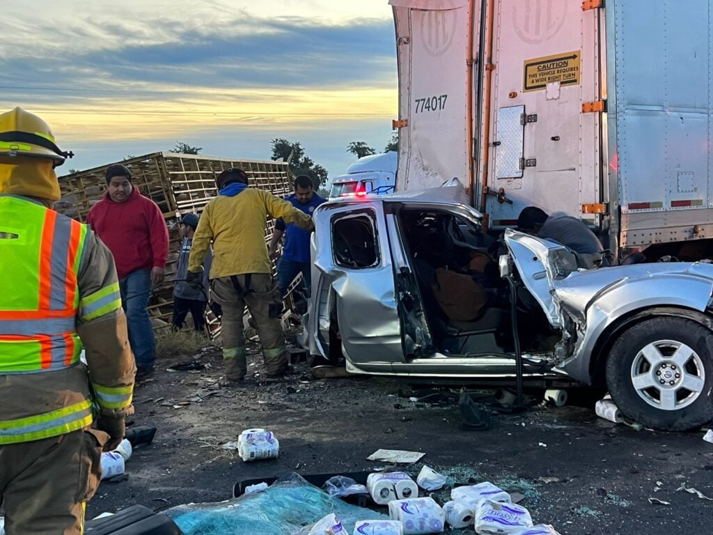 Camioneta destrozada tras chocar contra un tráiler en La Cruz de Elota