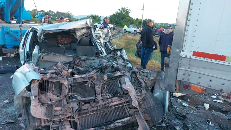 Camioneta destrozada tras chocar contra un tráiler en La Cruz de Elota