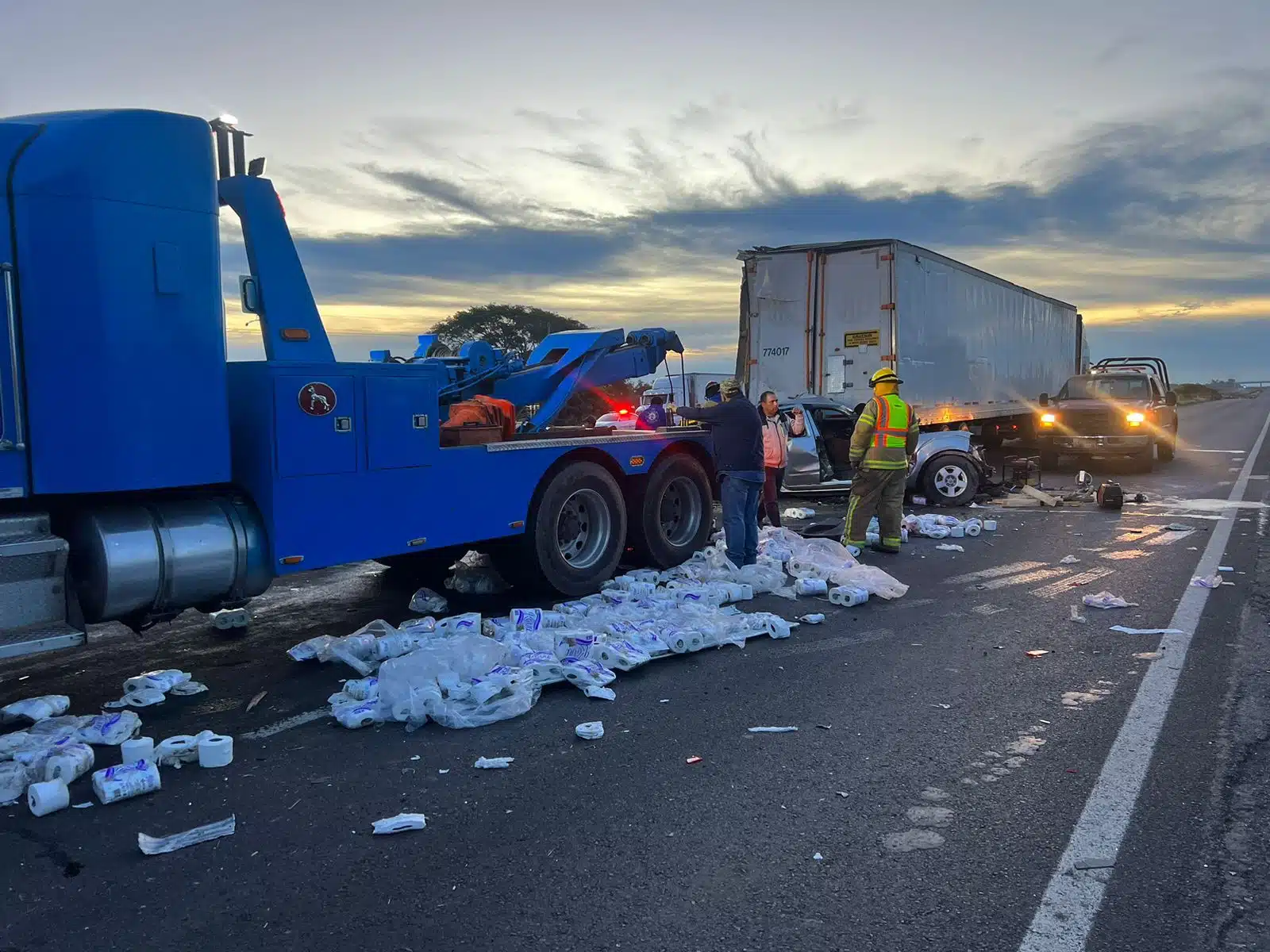 Grúa, papel higiénico tirado en la carretera, una camioneta choca contra un tráiler en La Cruz de Elota