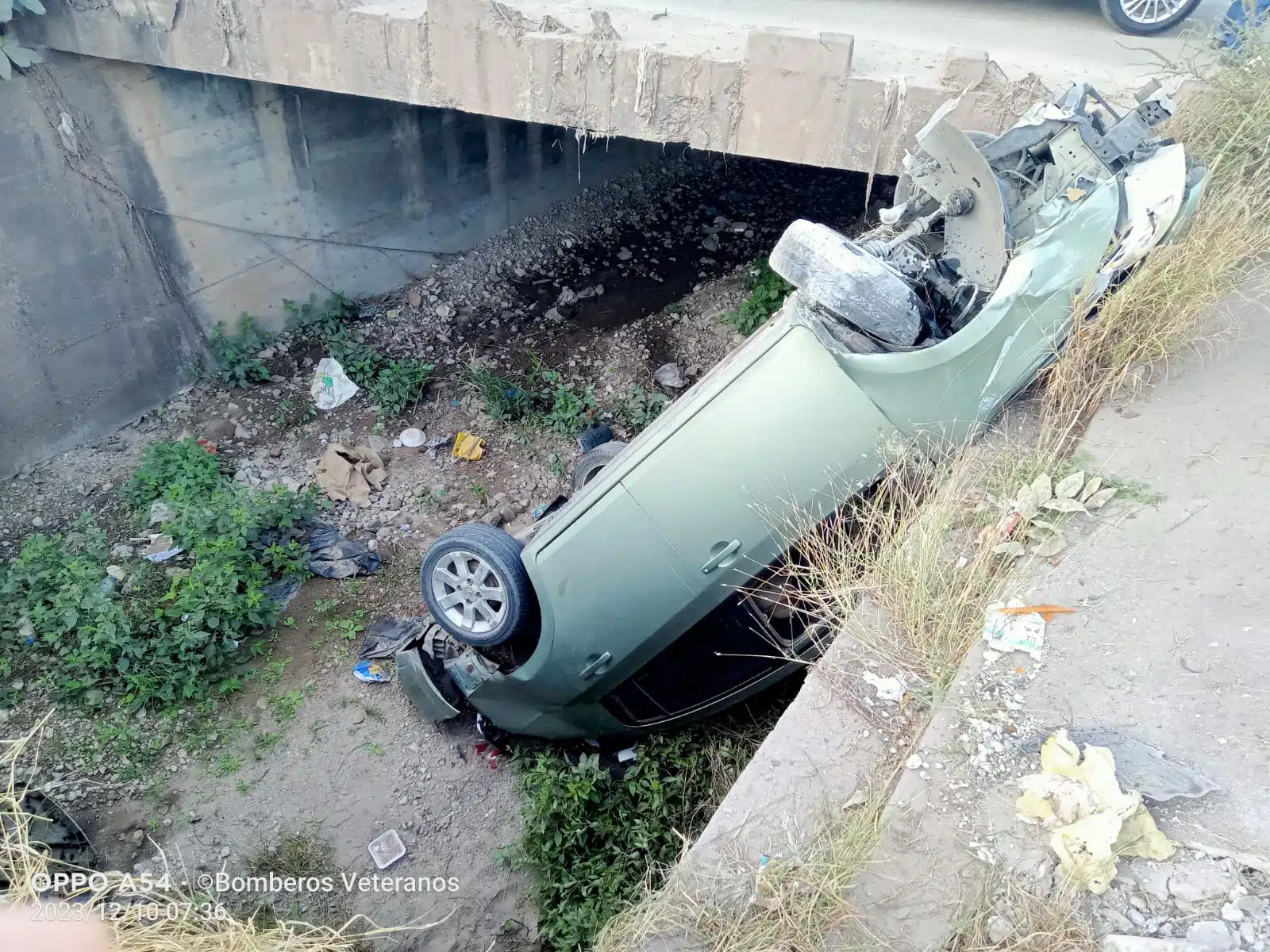 Carro chocado de cabeza en Mazatlán