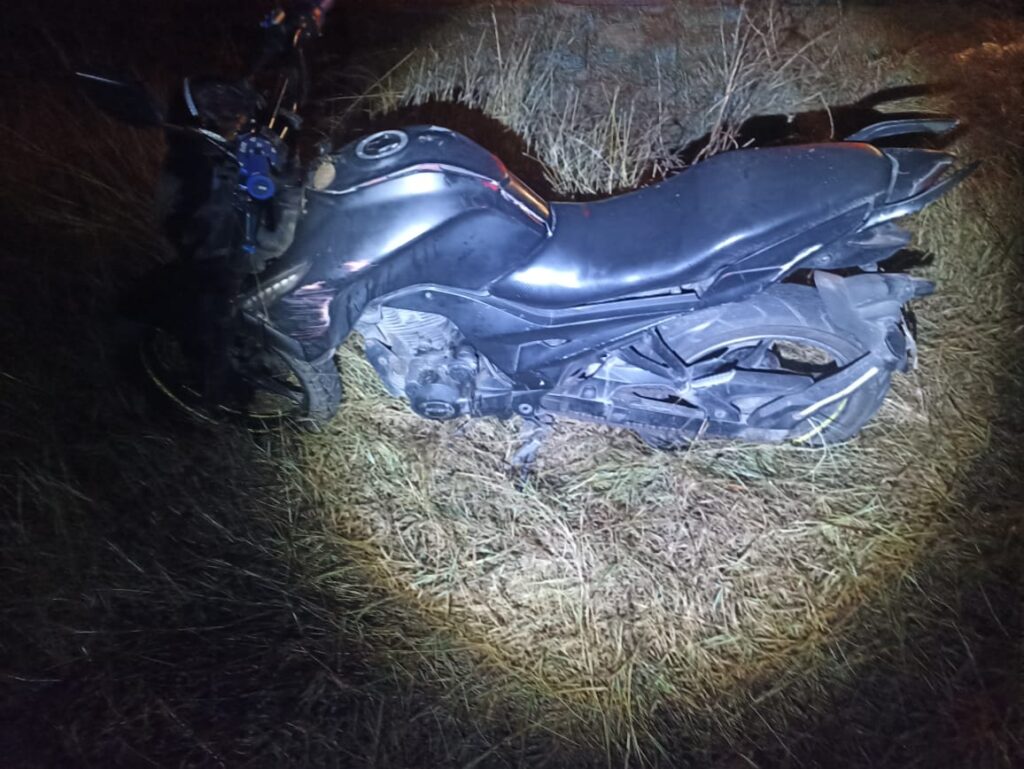 Motocicleta entre la maleza por la carretera Villa Unión-Concordia