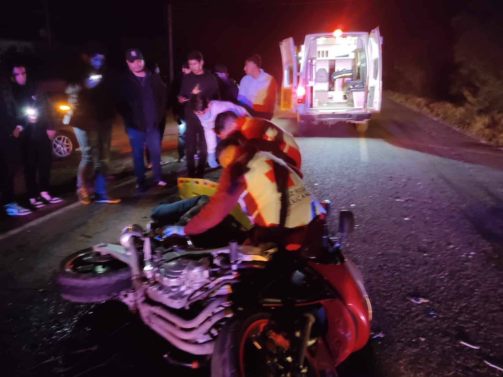 Fausto y su motocicleta en el suelo en El Burrión, Guasave