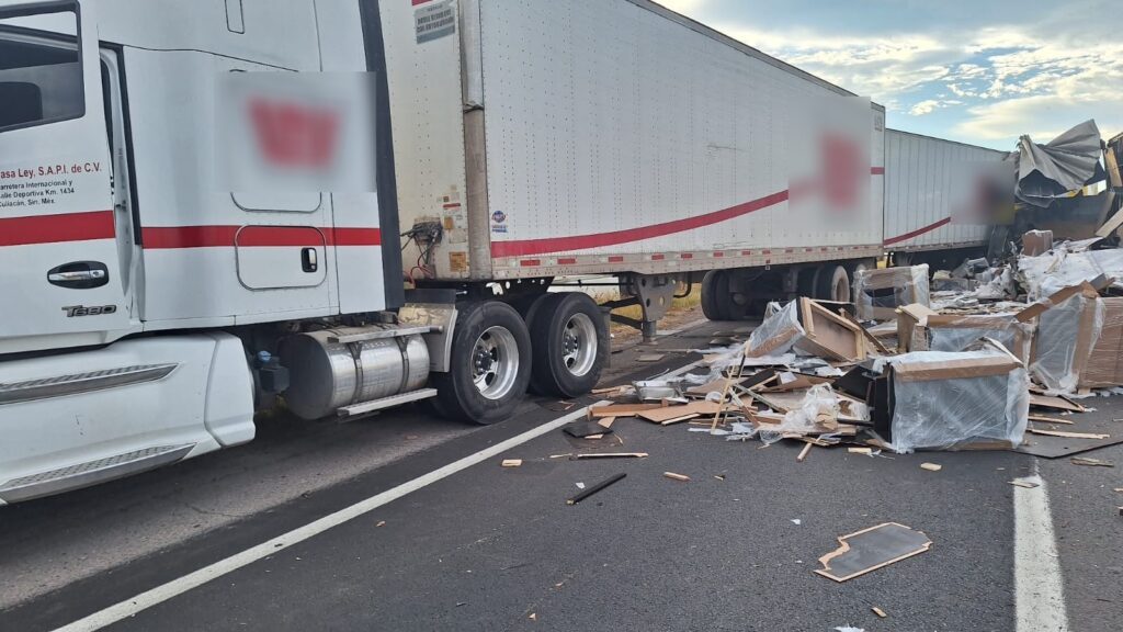 Un tráiler parado y cosas regadas de otro tráiler por la carretera Mazatlán-Culiacán