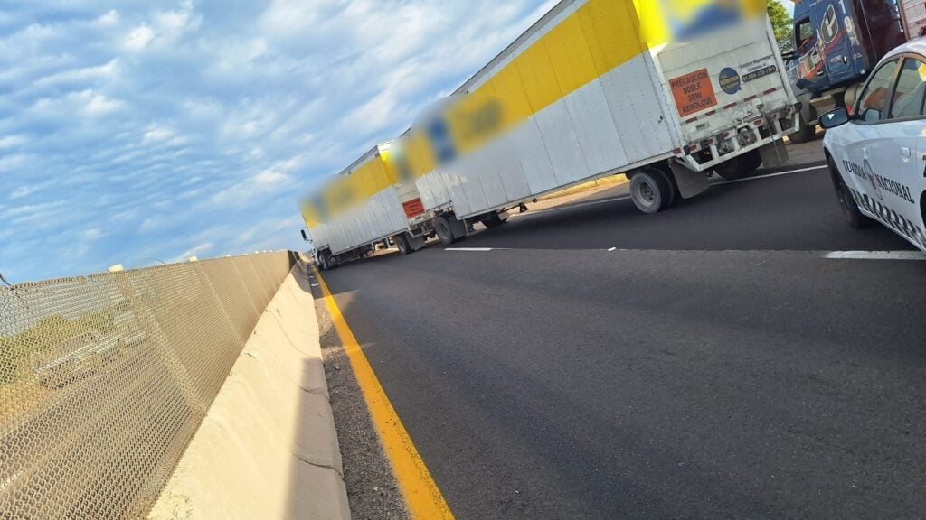 Un tráiler parado por la carretera Mazatlán-Culiacán